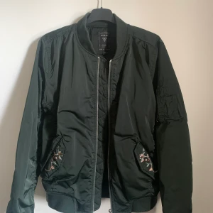 Jacka  - En fin bomberjacka med snyggt tryck ! 