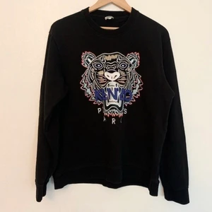 Kenzo collage tröja - Kenzo collage tröja, Str: XL, Modell: Herr, Skick: Fint skick, Pris: Buda.  Kolla gärna in mina andra inlägg, Vid intresse av fler varor så fixar jag ett bra paketpris! 