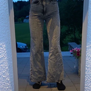 Gråa jeans  - Säljer mina snygga grå jeans då dem inte kommer till användning längre. Super bra passform och bekväma att ha på sig. Köpare står för frakt. Hör av dig om du är intreserad eller vill ha mer information om byxorna💕