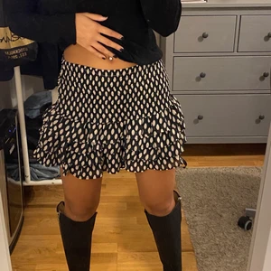 Volangkjol strl XS - Köpt secondhand. Super snygg kjol perfekt till boots nu i höst. I bra sick men finns en vit söm högst upp vid midjan (se sitta bilden) då den blivit uppsydd. Skriv gärna vid frågor. frakt på 66kr tillkommer 🥰❤️