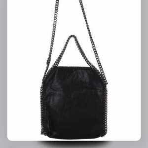 Väska med kedja - Likande Stella McCartney väska, liten modell. Aldrig använd säljes för jag fick den i present och har en likadan sen innan.