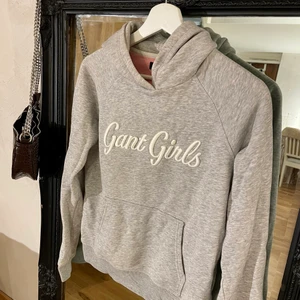 Gant hoodie - Snygg hoodie från Gant storlek 158/164 vilket sitter bra på en xs/s, stretchig och ganska stor i storlek 🧚🏽‍♀️