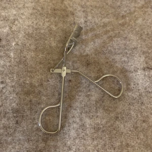 Ögonfrans-böjare - Säljer min ögonfransböjare då jag inte är i behov av att använda den ❤️ Funkar helt som den ska och är sällan använd. 50kr + mellan 10-25kr frakt 