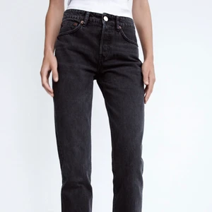 Jeans mid raise straight - Säljer dessa helt oanvända, superpopulära jeansen från Zara då jag råkade beställa fel färg. Perfekt i längden på mig som är 173-174. 280kr + frakt eller buda💕