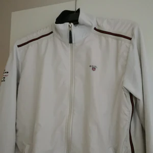 👍 - Jättesnygg gant kofta/jacka. Strl L men passar M. Vet ej om den är äkta eller fake men tror tyvärr den är fake. Pris kan diskuteras, kontakta vid mer info. 