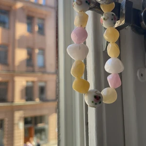 Armband  - Säljer det här fina armbandet, vet dock inte vilklet märke,  men den är helt oanvänd! Bra skick!💜