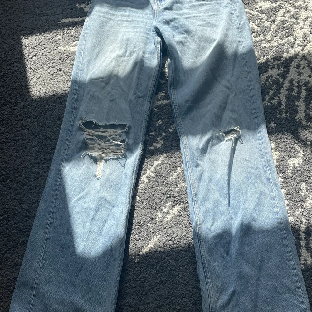 Slitna baggy jeans från zara, bra passform, st 36. Jeans & Byxor.