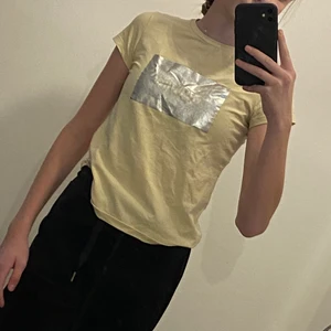 Gul T-shirt från Calvin Klein - Jätte skön tröja med ett mjukt material 😊