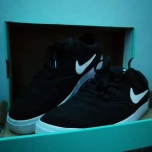 Nike Sb charge - Nike Sb charge svartvita I mocka. Skorna är använda nån gång så dem är väldigt nya. 500kr men kan tänka mig att gå ner i priset lite vid snabb affär.