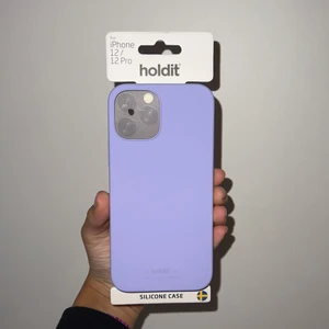 Mobil skal lila - Ett mobil skal för IPhone 12, IPhone 12 pro. Aldrig använt (köpte fel skal)