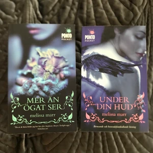 Melissa Marr Böcker - Två böcker av Melissa Marr ”Mer än ögat kan se” samt ”Under din hud”. Började läsa på den första (nyskick). Andra är helt ny. Svensk text. Skickar med en bonusbok vid köp med frakt! Priset är för båda böckerna.