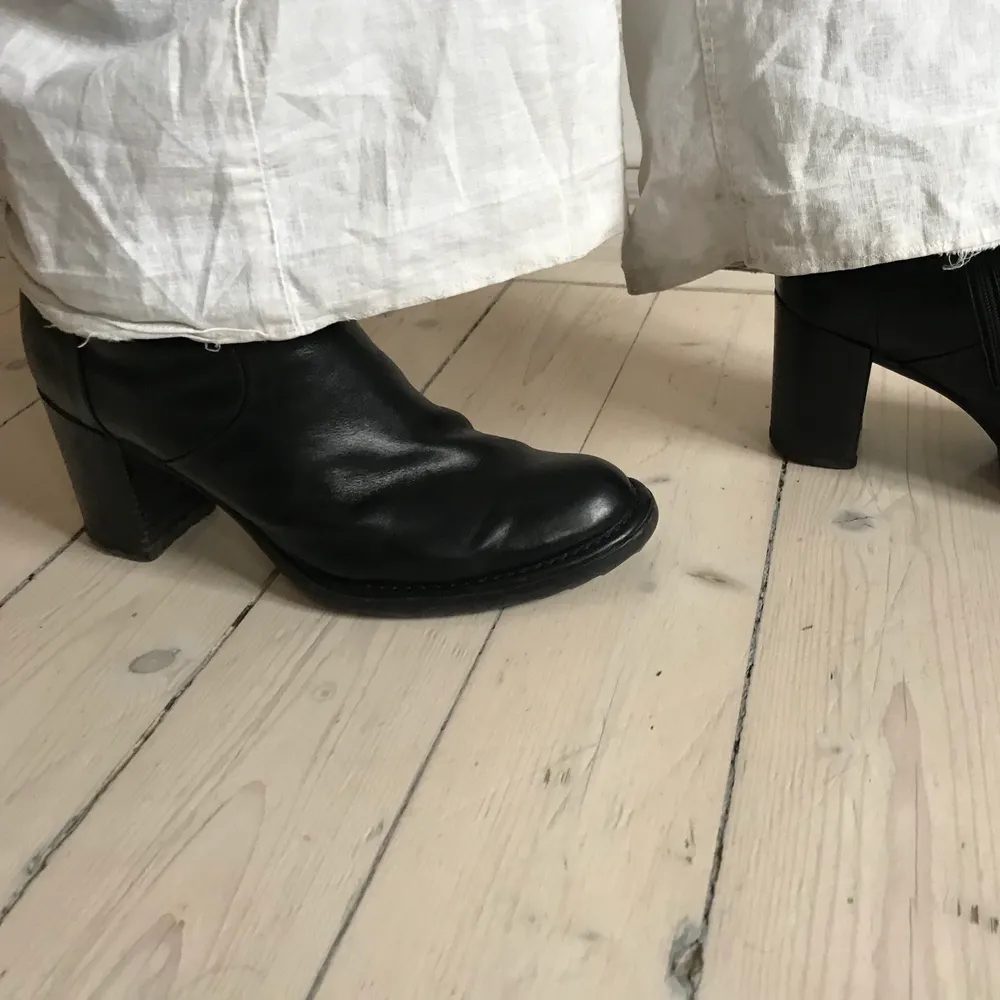 Svarta boots från Alberto Fermani i äkta läder. Använda men i mycket gott skick. Skor.