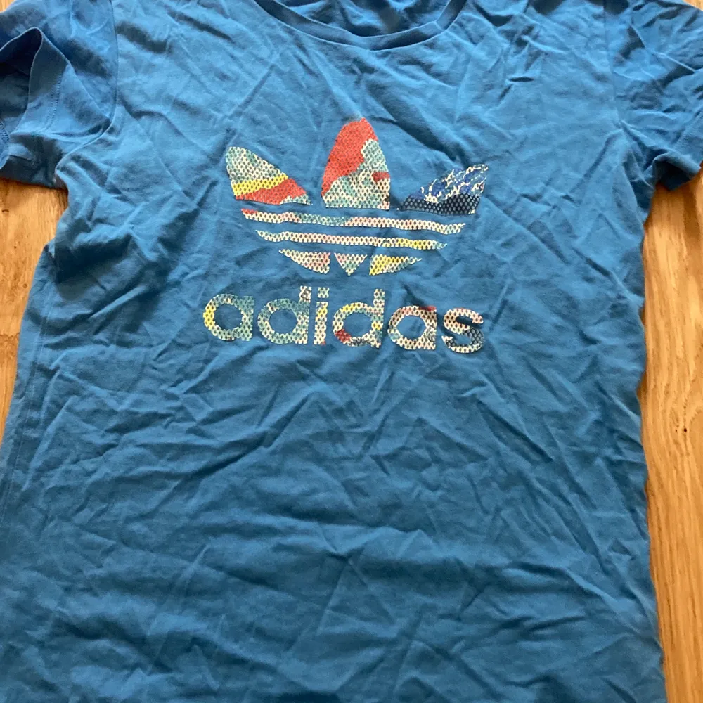 Jättesöt blå tshirt med färgat adidastryck i strl xs! 💙 superfin i bra skick 🧚🏽‍♀️. T-shirts.