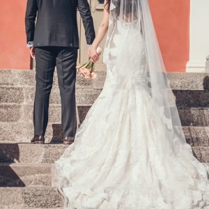 Brudklänning - Köpte själv för 28.000kr, jättebra skikt, 36/38 storlek. Tillkommer även brudslöjan och underkjolen 