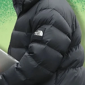 North face  - Säljer min north face puffet jacka i storlek S.Färg och MODEL är precis som på bilden.