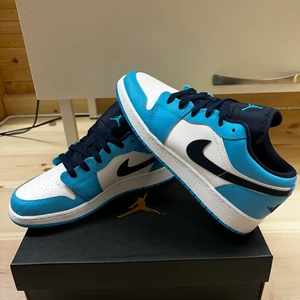 AIR JORDAN 1 low UNC - Säljes! AIR JORDAN 1 LOW, UNC! Helt oanvända, endast uttagna för att ta bild. Kvitto finns! Storlek: EU39!
