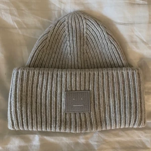 Acne mössa ljusgrå - Acne mössa Pansy N Face, ljusgrå! Jättefint skick, köpt för 1100kr💕
