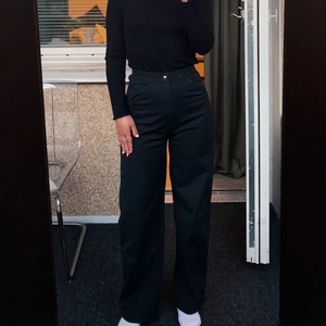 Raka byxor - Raka byxor från Uniqlo som är sydda något inåt längst nere vilket ger dem en snygg form. Dragkedja och även knyt innanför gylfen om man vill dra åt dem runt midjan. De är en väldigt mörk gråblå.