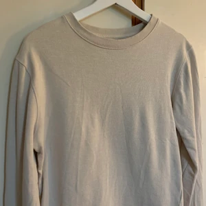 Collegetröja - Beige collegetröja från lager 157 ”the black label collection” herravdelnig som är varsamt använd💘 150kr plus frakt