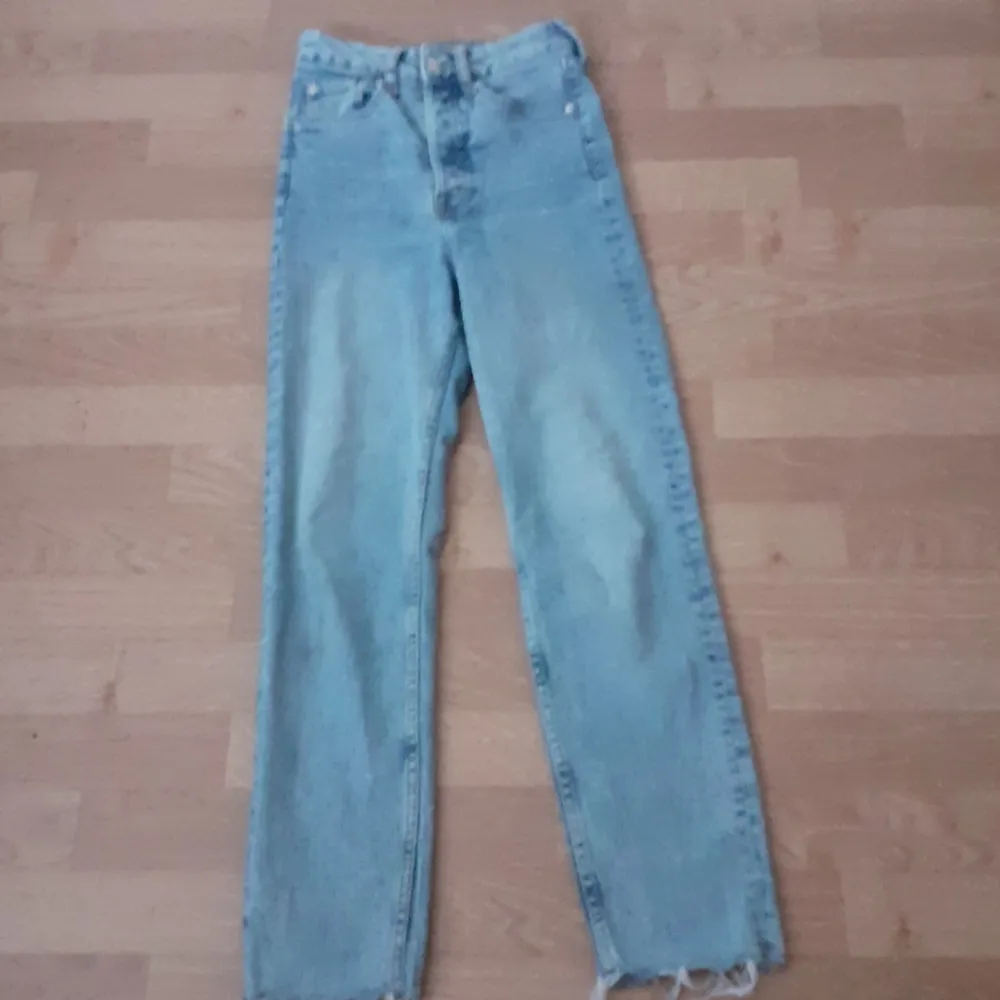 Säljer en wide jeans med färgen blå,går på 11 till 13 åringar den är blå och väligt fin!. Jeans & Byxor.