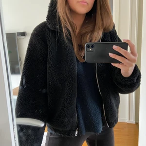 Teddy/pile jacka - En supermysig Teddy/pile jacka som knappast är använd! Den är precis som nyskick