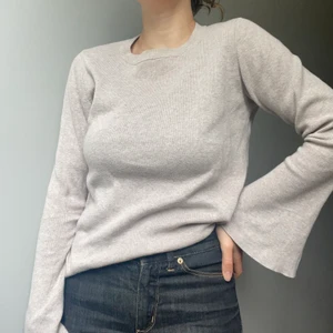 Beige trumpet ärmar tröja - Super mjuk beige tröja i bomull 