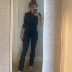 Jeansoverall  - Säljer denna jeansoverallen då den tyvärr är lite för kort för mig som är 172 cm 🥲 Den är i väldigt bra skick och enbart använda cirka 1 gång 💖 Storlek Xs från Bikbok! Den sitter tight på kroppen och är perfekt för fest!! 150 kr + frakt (pris går alltid att diskuteras).