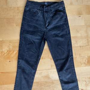 Jeans från Gap i bra kvalitet, som inte har blivit särskilt mycket använda. Passar även lite längre personer