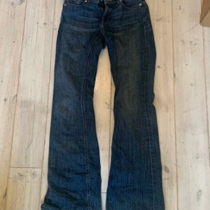 Y2k byxor - Så jävla snygga byxor som ger mig 2000 tals vibes! Modellen är lågmidjat och boutcout! Älskar dessa men jag alldeles för många jeans så måste rensa ut tyvärr! 