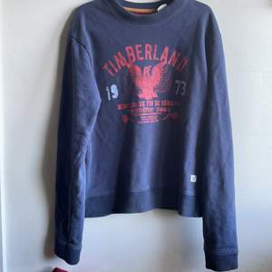 Riktigt clean timberland sweatshirt med perfekt passform! Säljer för jag behöver pengar😩 Cond: 8/10 inga defekter men vintage look. Passar m 
