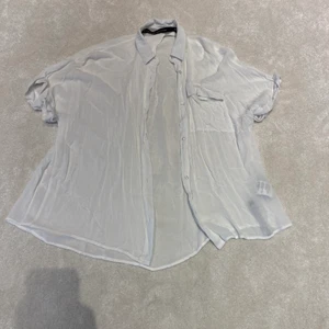 Vit kort skjorta. - Denna skorta har jag använt jätte många gånger, den passar bra på olika färgade linnen. Längd 64cm brädd i midjan när man stänger knapparna= 47,5cm arm längd= knappt någon arm.