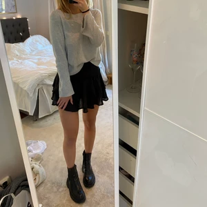 Tröja med fina detaljer  - Skön!!, enkel tröja från ONLY med fina detaljer, såsom ärmarna och en fin knytning i ryggen! Bra skick 