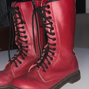 Röda kängor som liknar Dr Martings  - Dags för mig att sälja dessa ursnygga kängor med låg klack. Använda i cirka 1 år, och har därför några märken på särskilt höger sko. (Se bild exempel). Svin sköna och enkla att ta på. Passar även perfekt nu till höst då dem är ganska vattentäta!