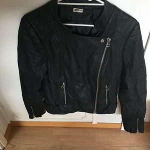Snygg skinnjacka  - Snygg skinnjacka som knappt är använd då den är lite för stor för mig. 