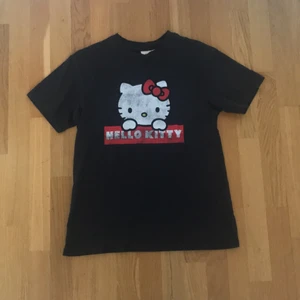 Hello Kitty tröja  - Jag säljer en söt Hello Kitty tröja! Använd fåtal gånger, står storlek XS men passar även S och M! Köparen betalar frakt :)