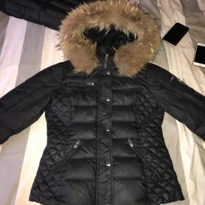 Rockandblue jacka - Använd en vinter men inga defekter. Är perfekt nu när det börjar bli kallare ute. Jättefin Äkta päls .