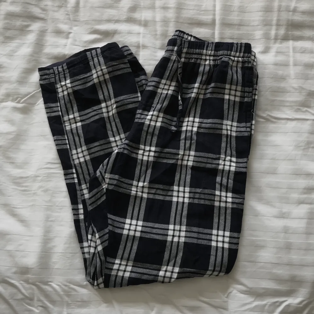 Mörkblå pyjamasbyxor från hm. Fint skick! Köparen står för frakten <3 Högsta bud: 120kr + frakt. Jeans & Byxor.