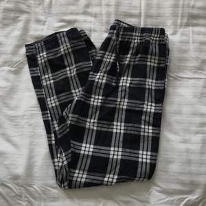 Mörkblå pyjamasbyxor från hm. Fint skick! Köparen står för frakten <3 Högsta bud: 120kr + frakt