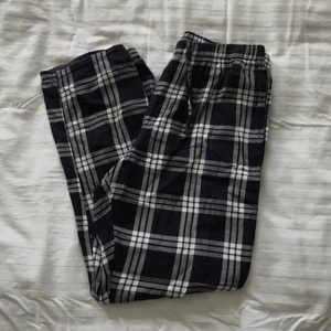 Mörkblå pyjamasbyxor  - Mörkblå pyjamasbyxor från hm. Fint skick! Köparen står för frakten <3 Högsta bud: 120kr + frakt