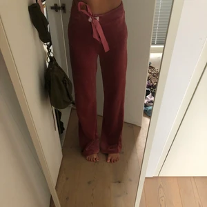 Mjukisbyxor  - Ett av mina skönaste par mjukisbyxor som liknar Juicy Couture. Säljer dem för tycker inte om dem på mig. Använda 5-8 ggr men bara hemma, så i fint skick💖✨