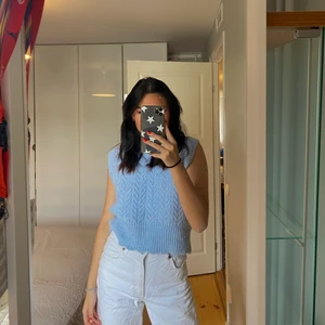 Väst - As fin och mysig stickad väst från Zara, använt den max 3 gånger så den har tyvärr inte kommit till mycket användning och är i super fin skick💙💙💙