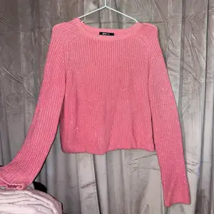Säljer min rosa stickade tröja med glitter som jag köpte på gina tricot för några år sedan, det är stl M men sitter jättebra på mig som är en XS💕