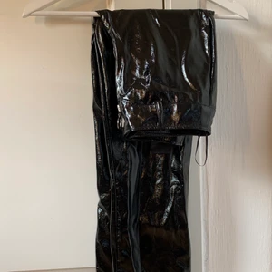 Snygga vinyl brallor - Snygga vinyl byxor perfekt till hösten och väldigt populärt just nu😍🖤 storlek xs, korta i modellen👌 pris: 200kr+frakt✨