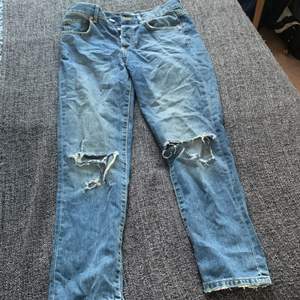 Säljer ett par mom jeans från Ginatricot eftersom dem är för korta för mig redan har använt dem ett par gånger bara😁
