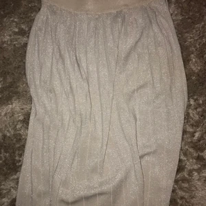 Glittrig kjol från Molly Bracken - Säljer min superfina kjol från Molly bracken som är köpt sommaren 2020 för 800kr. Kjolen är köpt på Two angels i Göteborg. Jättebra skick och superskönt kjol! Går en bit nedanför knäna! Kan skicka bild privat på hur den sitter på mig som är 164 om du är intresserad!