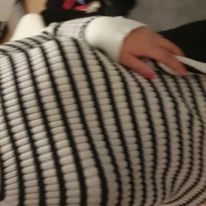 Trendig stickad - Super skön och super stretchig randig tröja. Älskar denna men då jag har så mycke kläder speciellt randigt behövde nån ryka. Denna tröja är som sagt super stretchig och passar många storlekar.