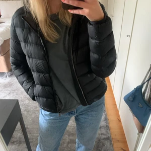Colmar jacka💖 - Säljer denna denna svarta colmar jacka!😊Gott skick förutom en liten färgfläck på ena armen(se bild 2). Storlek 36. Köparen står för frakt😊