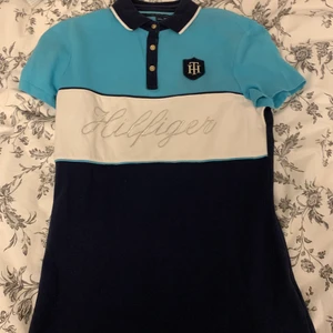Piké Tommy hilfiger  - Snygg piké från Tommy hilfiger. Navy, vit och ljusblå med märke på bröstet. Storlek xs. Använd enstaka gånger. 