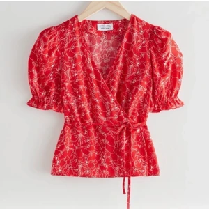 Puff Sleeve Wrap Blouse - Använt 2 gånger!                                                      Twill wrap blouse with short puff sleeves finished with a spaghetti waist tie.  Gathered shoulders and cuffs  Length of blouse: 52.3cm / 20.6