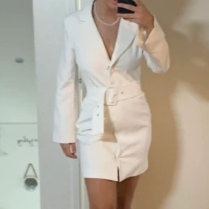 Klänning - Vit Blazerklänning från Nelly i storlek 36.